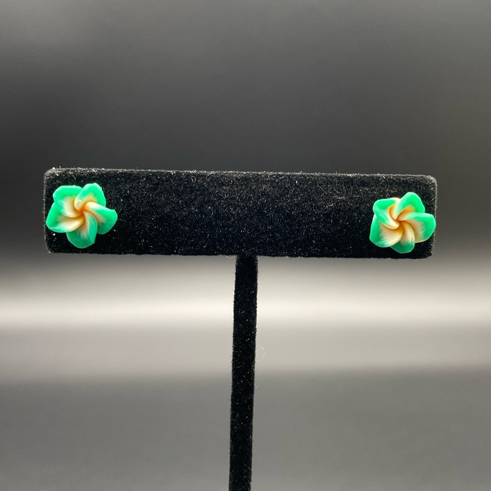 Item 427 Flower Stud Earrings - Picture 1 of 4